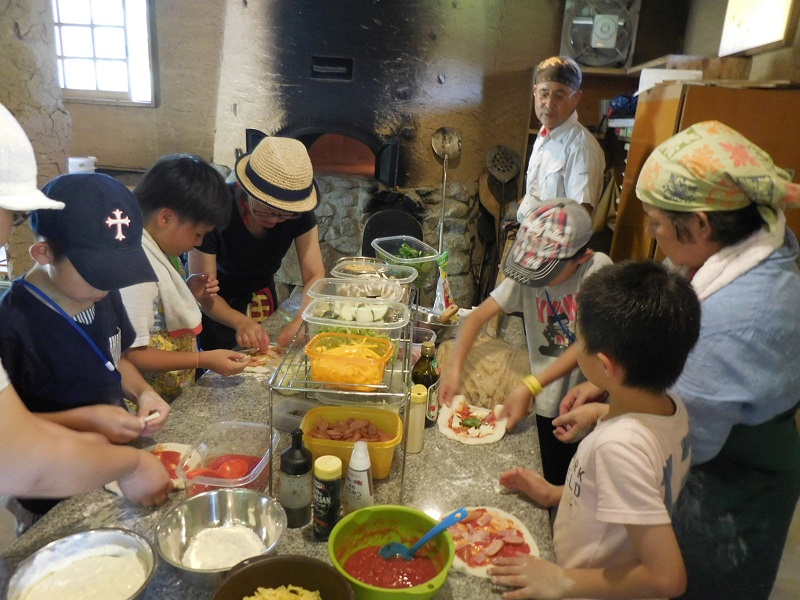 鹿児島キワニスクラブ　夏の体験キャンプ　ピザつくり体験